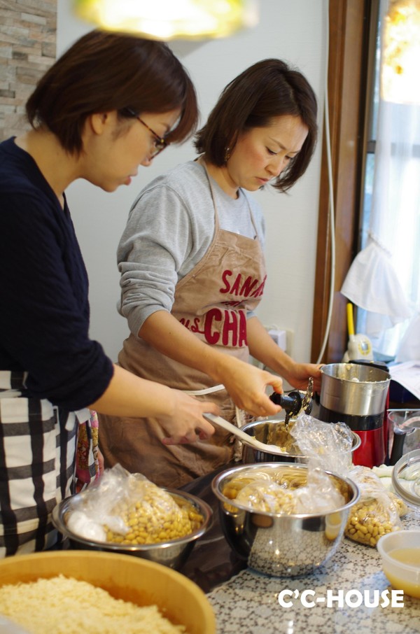 味噌づくりレッスンを行いました。