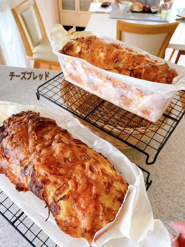 中に外に出るチーズがたっぷり入った型でつくるお惣菜パン