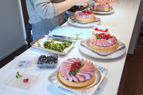 1人1台のホールケーキを完成させてお持ち帰りいただけます