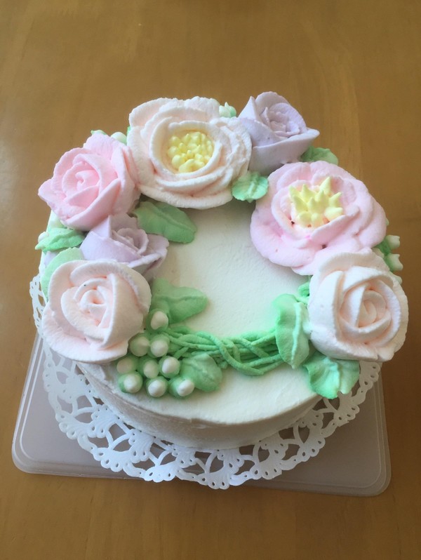 生クリームでバラ絞り（バタークリームではありません）