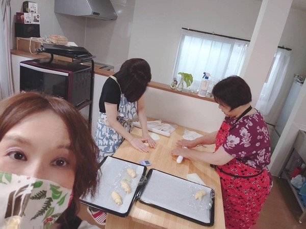ロールパン成形中です