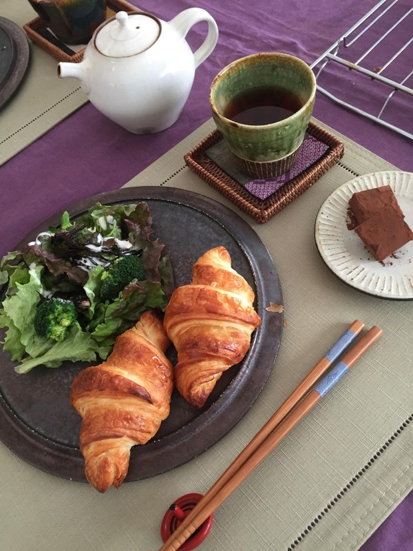 お教室の試食風景。クロワッサン。生チョコ。