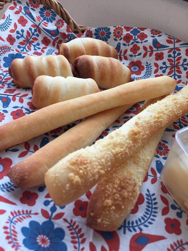 親子パン教室のミルクスティクとチーズスティク。