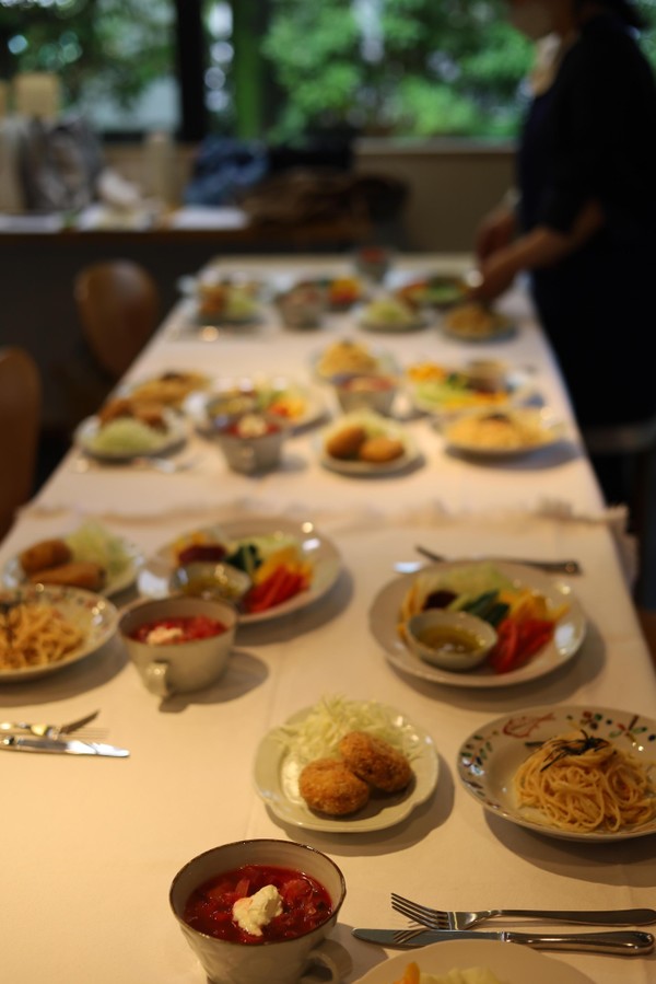 試食の用意をしています。