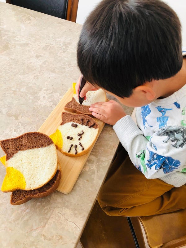 ねこ食パンにチョコペンでお顔を❤️お子様に大人気です‼️