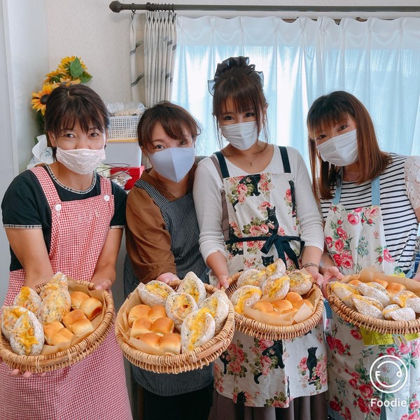 焼き上がったパンと一緒に