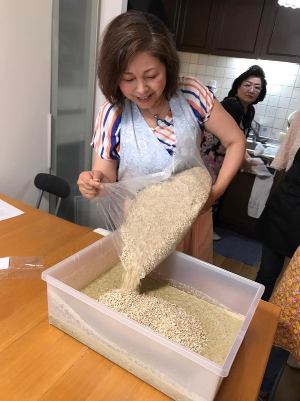 茹でた緑豆にはと麦三種麹を入れてます。