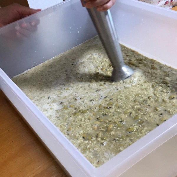 茹でた緑豆を温かいうちに潰します。