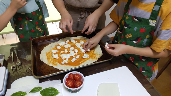夏休み親子deピザ作りワークショップ 具材トッピング