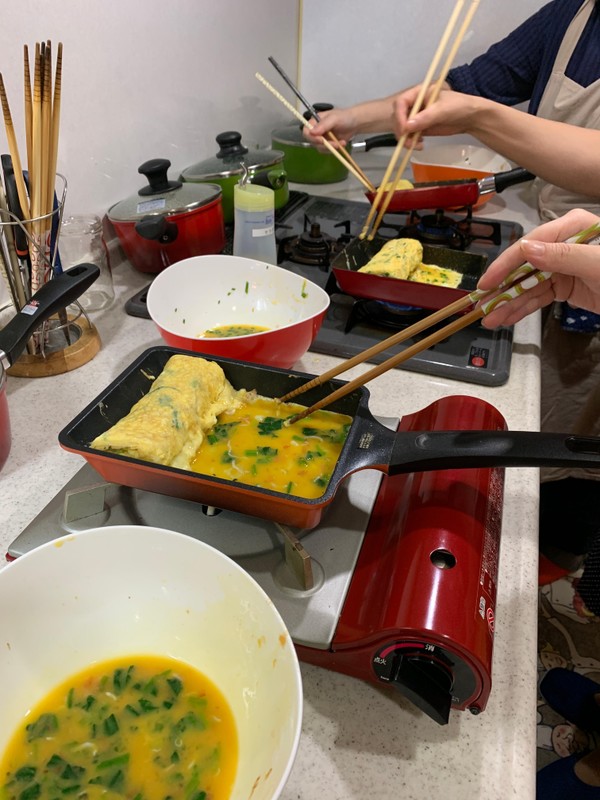 玉子焼きをお1人ずつ作っています