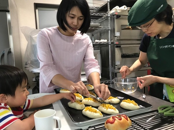 親子でコーンマヨネーズパンを製作しています。