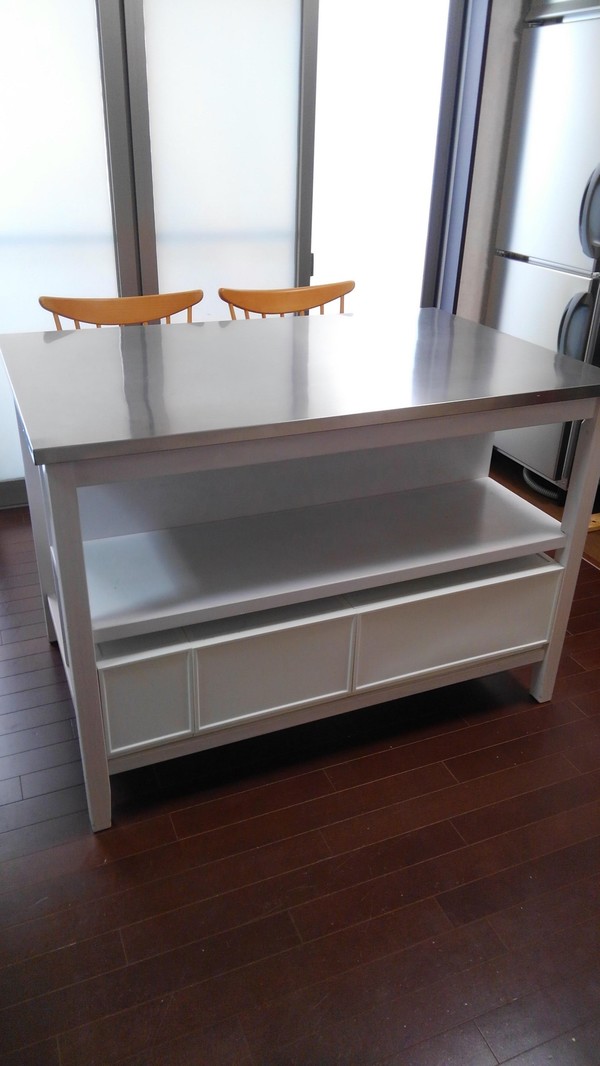 こちらの作業台で、作業を行っていただきます。