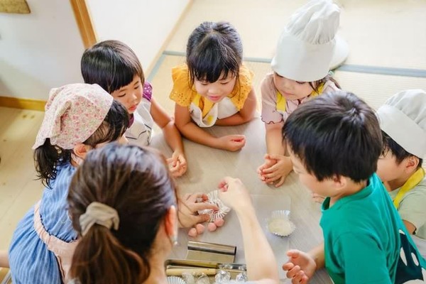 真剣な眼差しで見つめるこどもたち