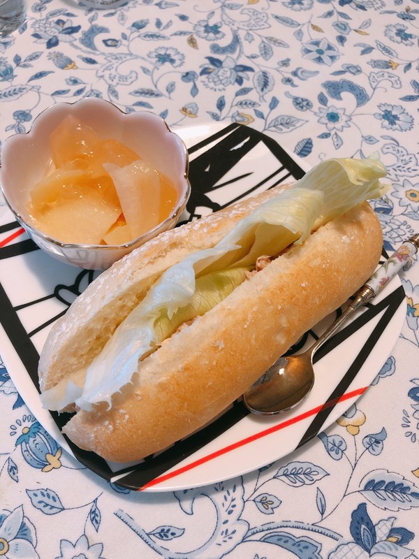 バインミーのサンドイッチと桃のコンポートゼリー
