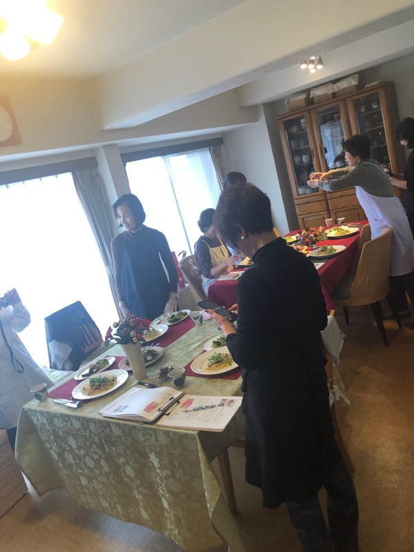 盛り付け後は写真撮影タイム
