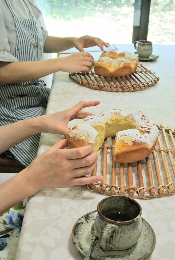 お待ちかねの試食タイム！焼き立ては格別の美味しさ😋
