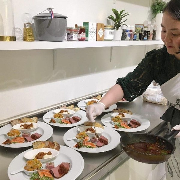 試食の準備風景を生徒さんがとってくれました
