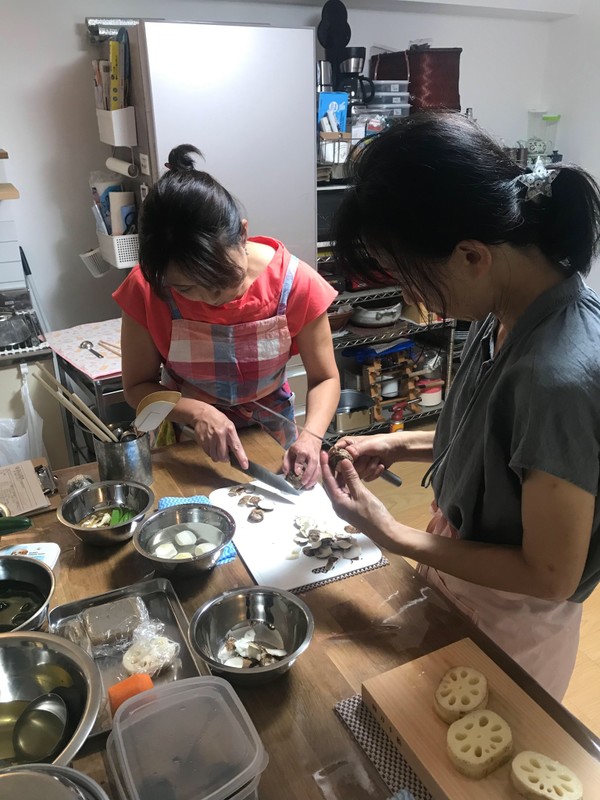飾り切りの練習中
