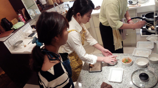 皆さん真剣です。試食が楽しみです。(b≧∀)♪