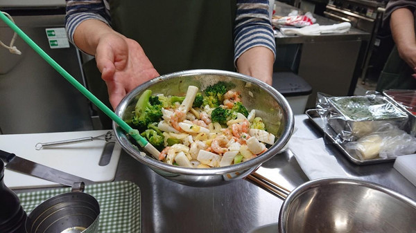 魚介のマリネです。今日は、シャンパングラスに盛り付けます。