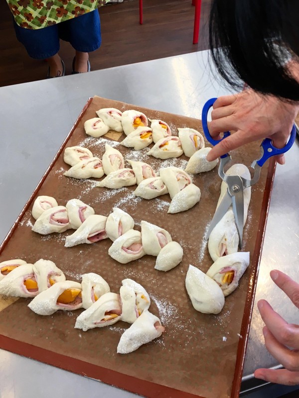 ベーコンエピ。最後に切り込みを入れてから焼きます！