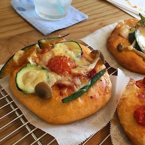 親子レッスンの夏野菜フォカッチャ。パンに遊びゴコロも😋