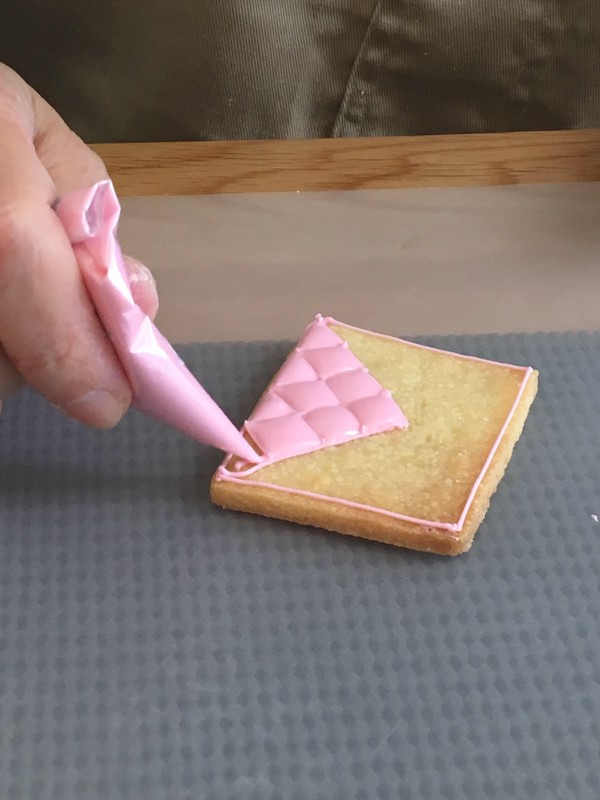 コースレッスン、キルティングのクッキーを作成している所です。