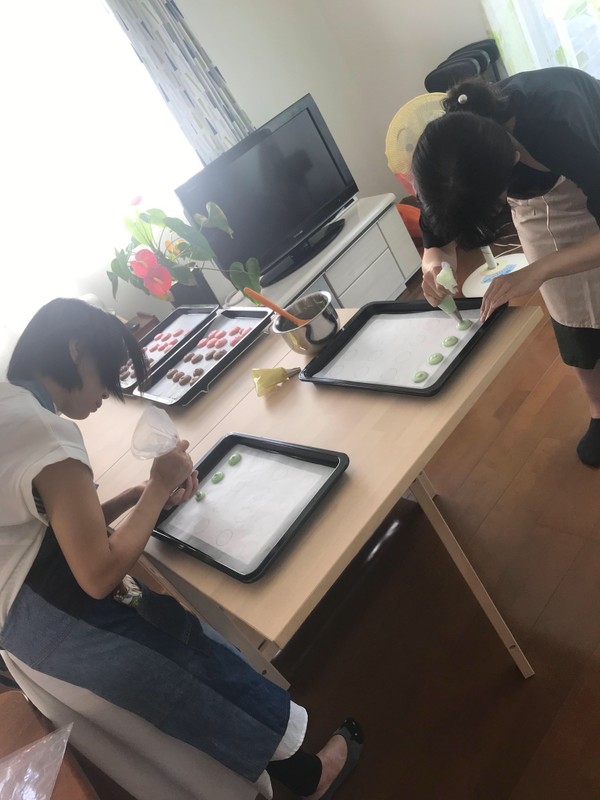 マカロン制作中