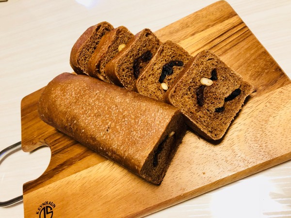 高カカオのオーガニックチョコレートと有機ナッツのパン