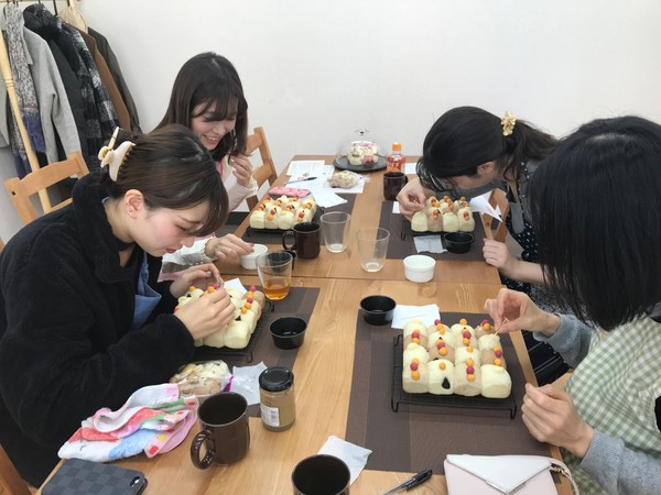 デコレーション中、真剣です！！
