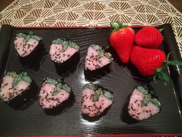 苺の季節。こんなデコ巻きずしもあります