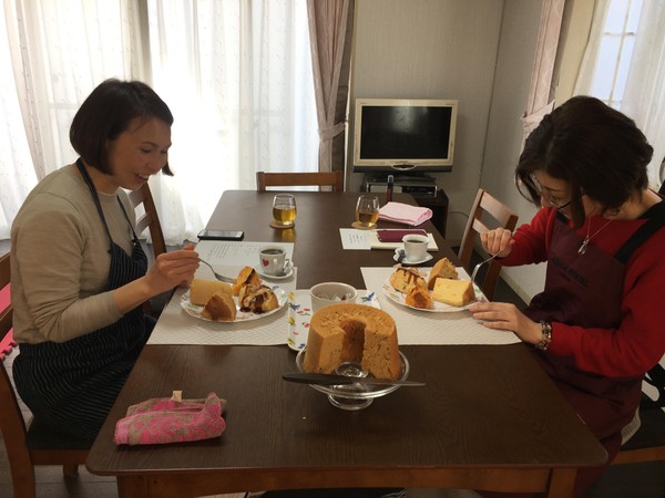 試食中！甘いシフォンと初めての食事シフォンにおいしいの声が♪