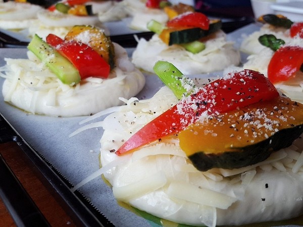 フォカッチャピザ 焼成前の野菜トッピング！