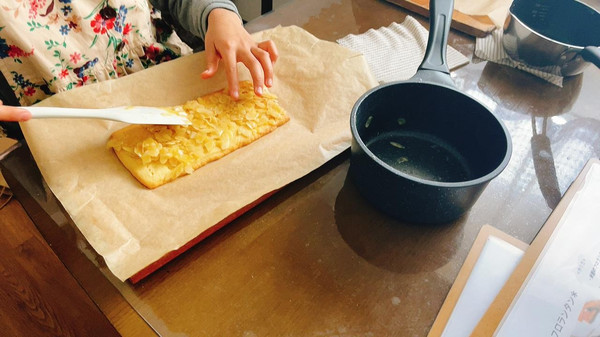 丁寧にスライスアーモンドをのせて