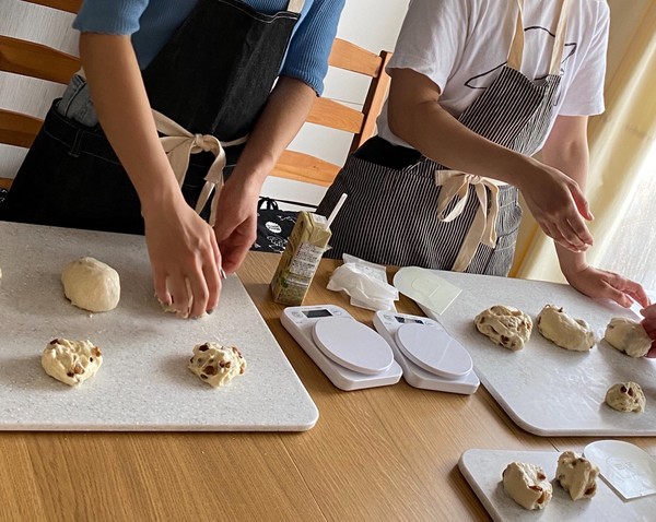 7月参加者の特典のレーズン食パンを成形中❣️