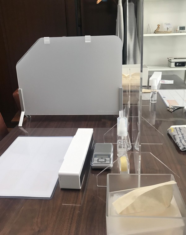 パーテーションで区切りコロナ対策を実施しております。