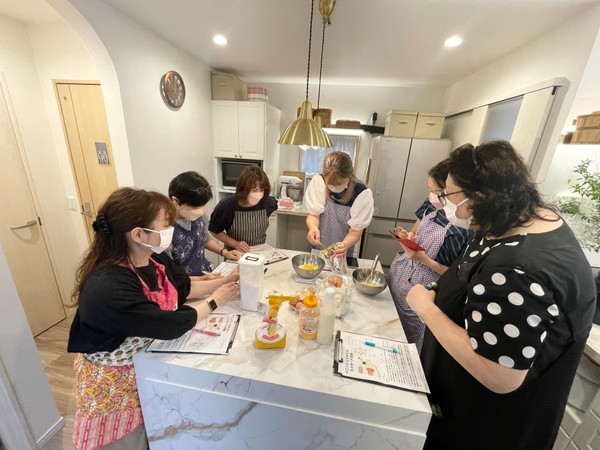 アイランドキッチンに囲んで一緒に作業してます！