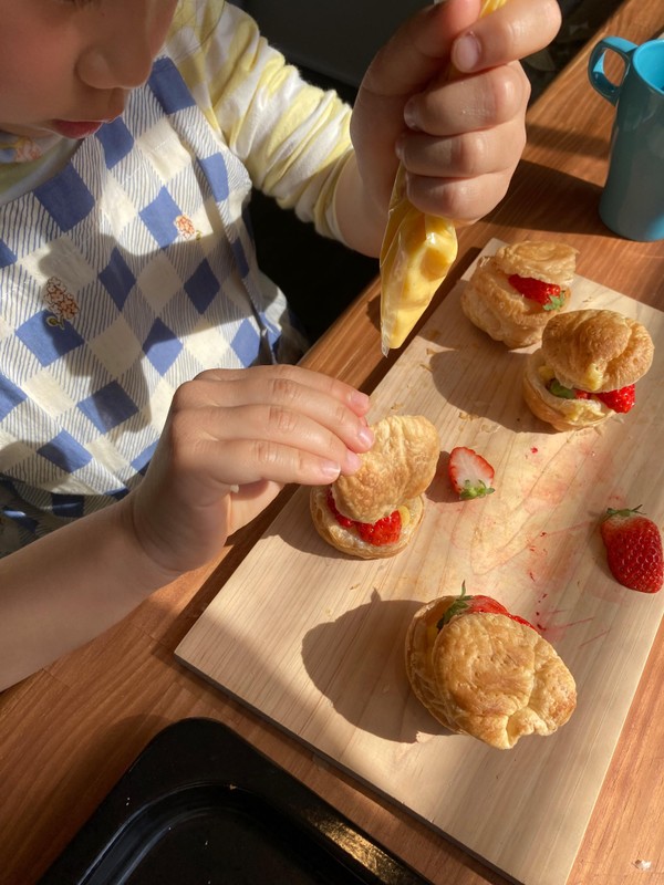 いちごシュー作り。
飾り付けは子供のセンスで楽しみました！