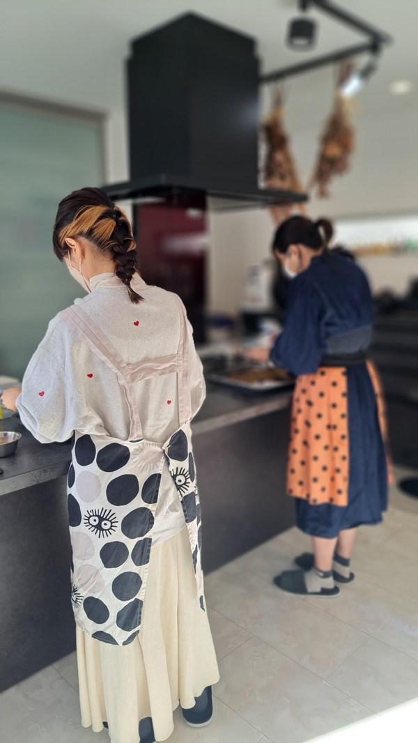 大きい作業台で間隔を開けて作業できるゆったり設計。