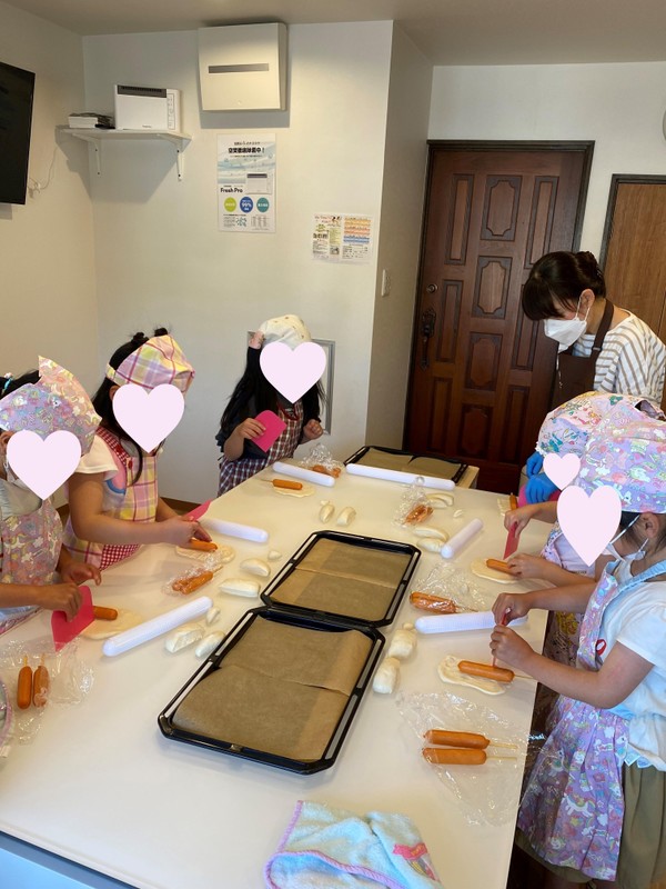 みんなで仲良くパン作り。
