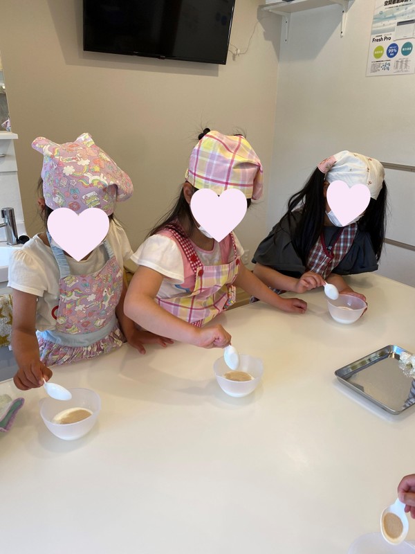 小学生は、一人でパンを作ることもできます