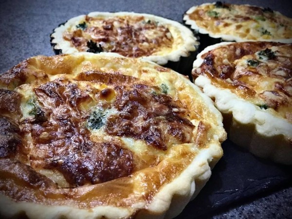 こんがりと焼いたキッシュ。