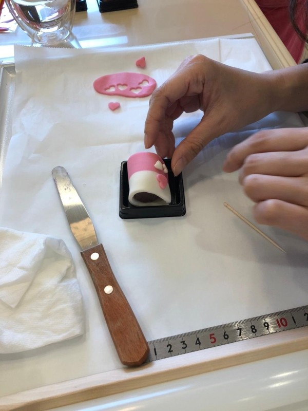 バレンタインの練り切り作成中です。頑張って下さっています。
