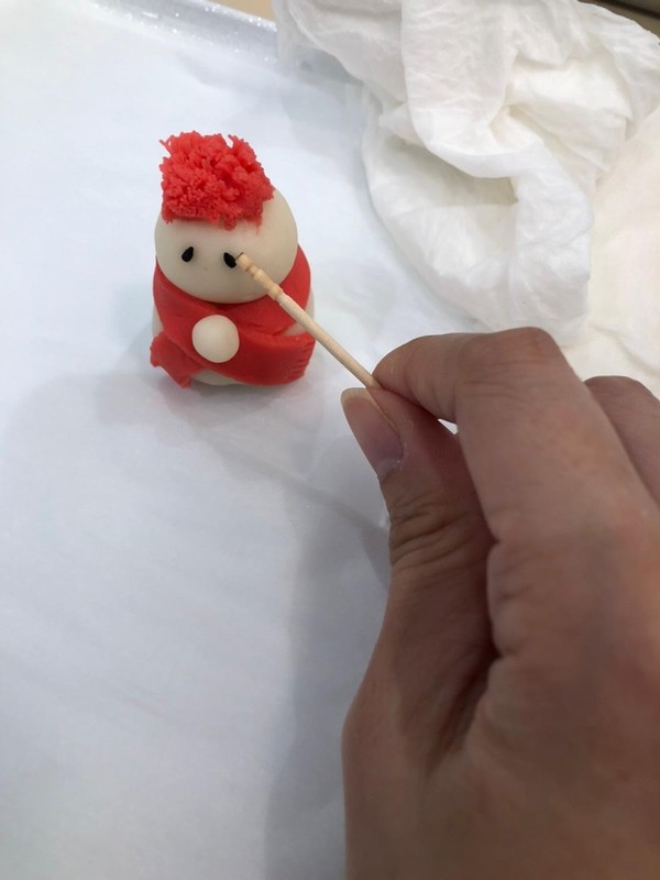 クリスマス練りきりでサンタさん作成中。可愛く仕上がってます。