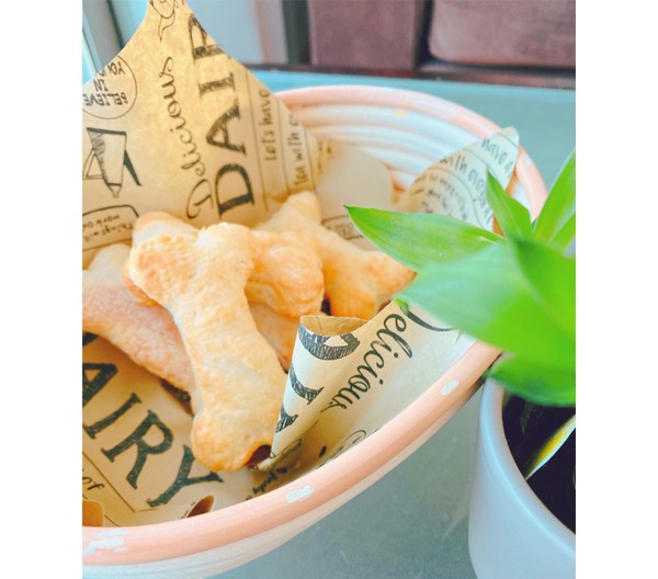 わんこ用パン　大好きなボーン型で抜いてみました👌