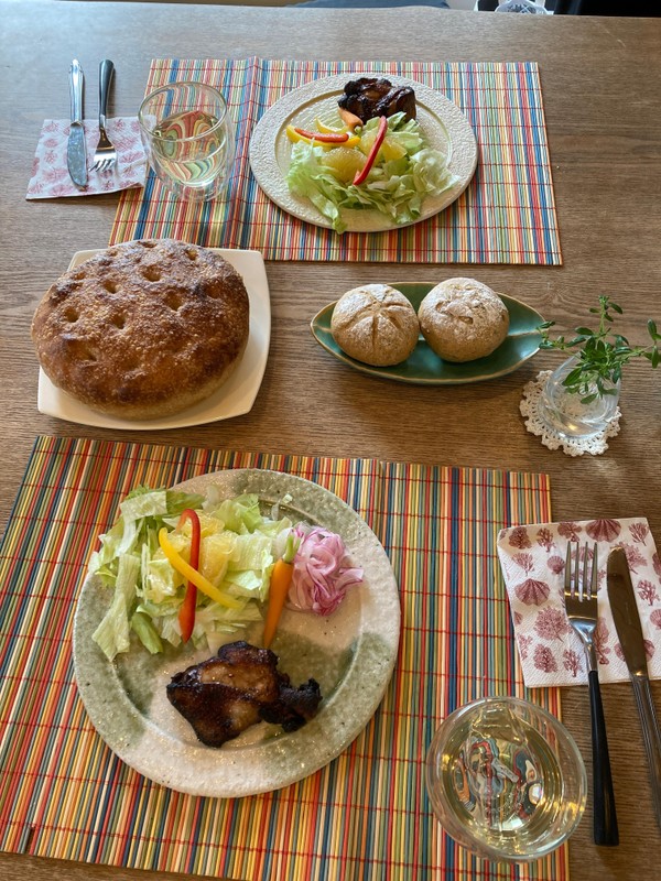 夏を感じトマトバジルのパン。
自家製ドライトマトを使います。
