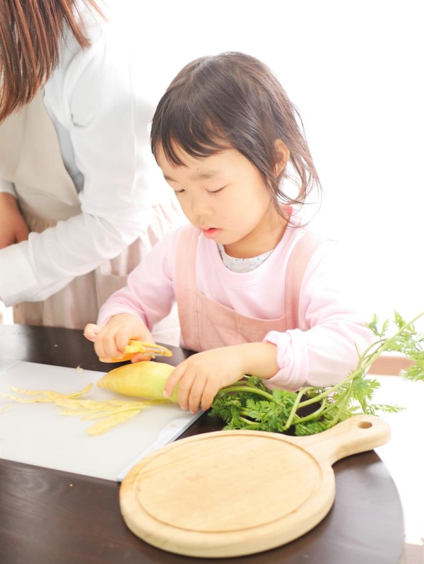 人参の皮をむいているところです