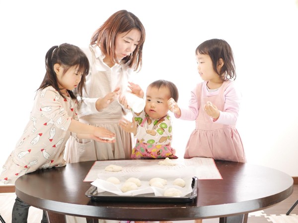 ２〜６歳の幼児を対象に親子で楽しむ料理教室を開催しております
