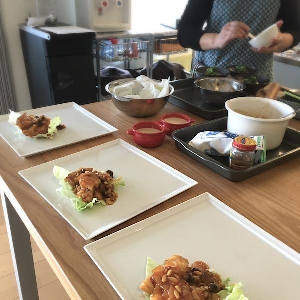 盛り付けは見本を見ながら皆さんで行います。