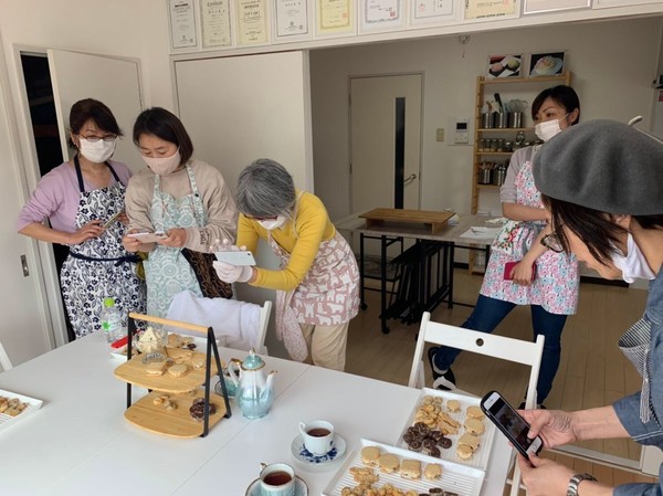 作った後は、皆さん楽しく写真撮影。